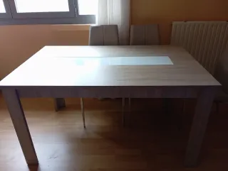Mesa de comedor de madera y cristal