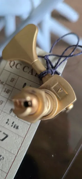 Clavijero Bajo Eléctrico Hipshot Dorado