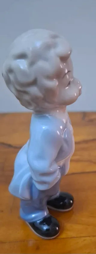 Statuetta bambino in porcellana