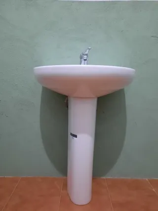 Lavabo con pie ,grifo ,tapon y latiguillos nuevo