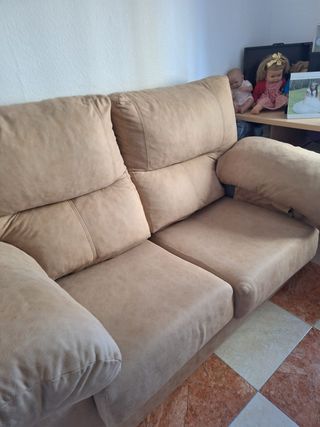 Sofá de 2 plazas beige.