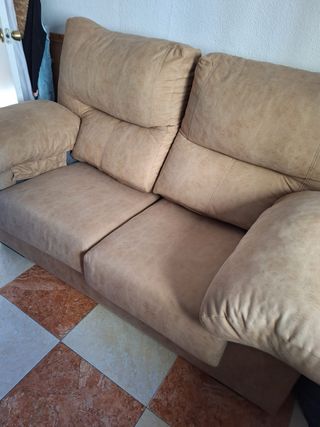 Sofá de 2 plazas beige.