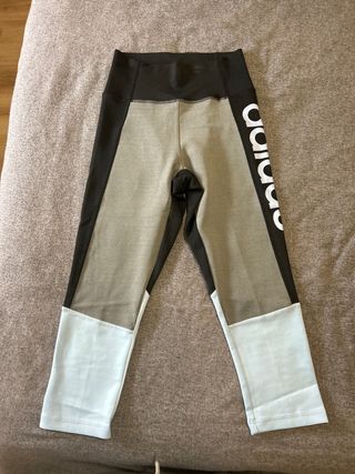 Mallas Adidas grises y negras