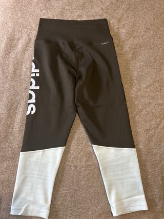 Mallas Adidas grises y negras