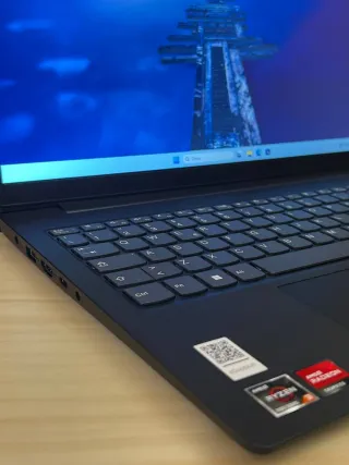 Portátil Lenovo V15 G4 AMN 256GB Ryzen 3 15.6FHD