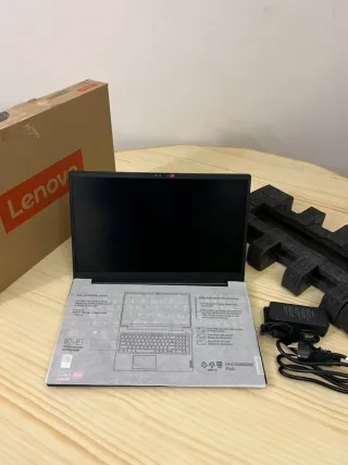Portátil Lenovo V15 G4 AMN 256GB Ryzen 3 15.6FHD