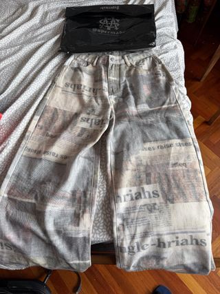 Pantalones Supermade Newspaper Print