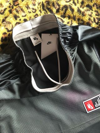 Falda deportiva Nike gris y negra