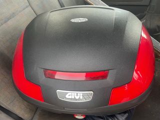 Baúl Givi Negro y Rojo