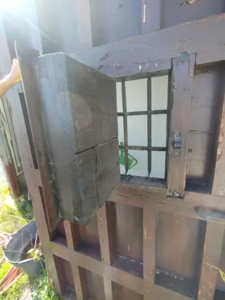 Puerta madera antigua con cerrojo y ventana