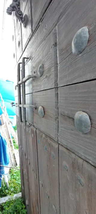 Puerta madera antigua con cerrojo y ventana