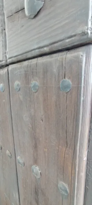 Puerta madera antigua con cerrojo y ventana