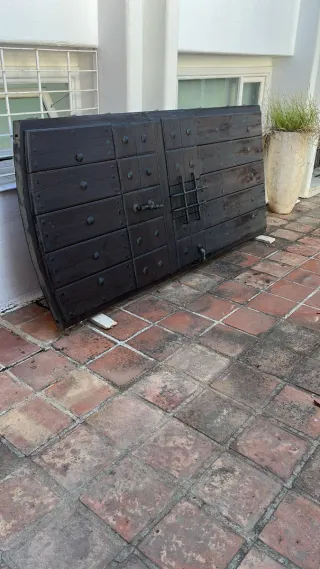 Puerta madera antigua con cerrojo y ventana