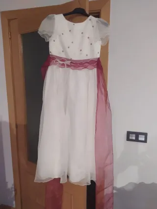 Vestido de comunión blanco con detalles rojos