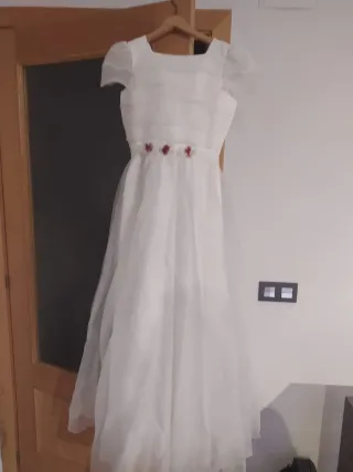 Vestido de comunión blanco con detalles rojos