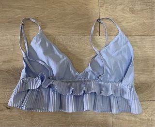 Top de volantes en azul claro