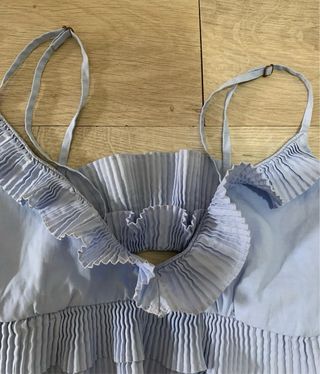 Top de volantes en azul claro