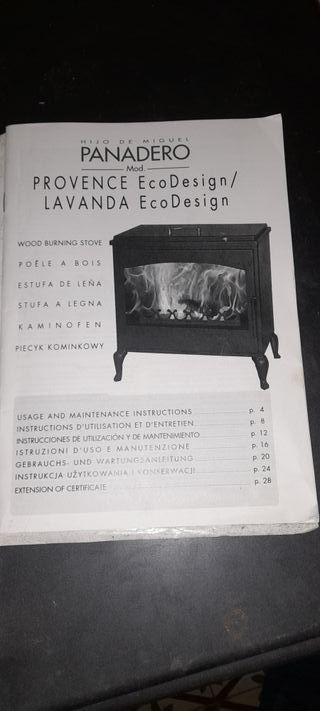 Estufa de leña metálica con puerta de cristal