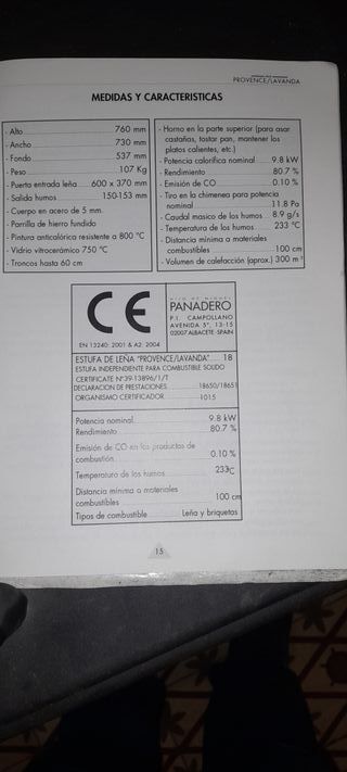 Estufa de leña metálica con puerta de cristal