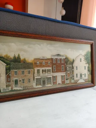 Marco de madera grande con escena de pueblecito