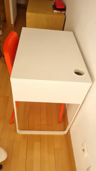 Escritorio blanco Ikea con cajón