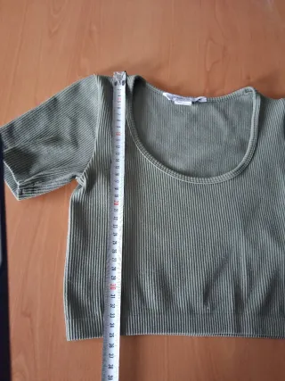 Top Stradivarius verde oliva Talla M