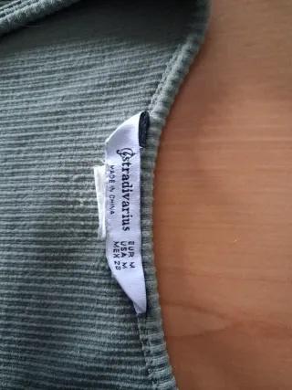 Top Stradivarius verde oliva Talla M