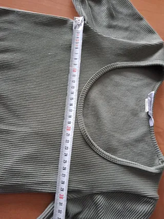 Top Stradivarius verde oliva Talla M