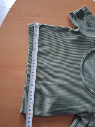 Top Stradivarius verde oliva Talla M