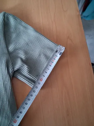 Top Stradivarius verde oliva Talla M