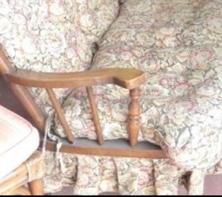 Divano a dondolo in noce con cuscini floreali