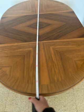 Mesa redonda y ovalada de madera maciza