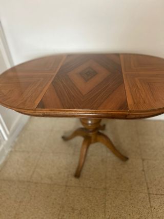 Mesa redonda y ovalada de madera maciza