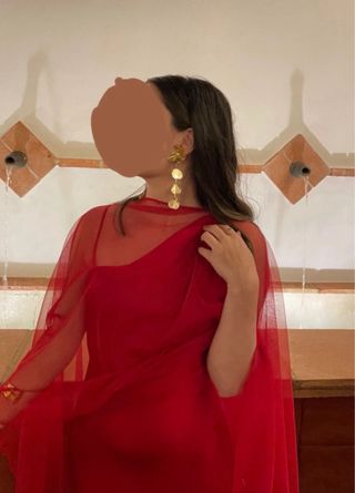 Vestido largo rojo con capa