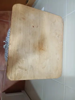 Mueble de baño con cestas de mimbre