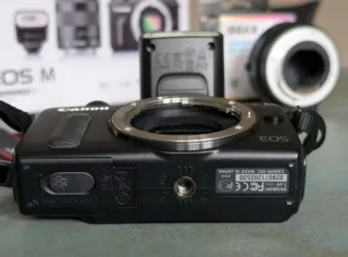 Canon EOS M Cámara Digital + Accesorios