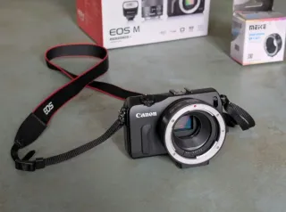 Canon EOS M Cámara Digital + Accesorios