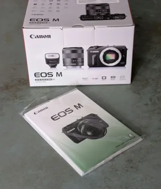 Canon EOS M Cámara Digital + Accesorios