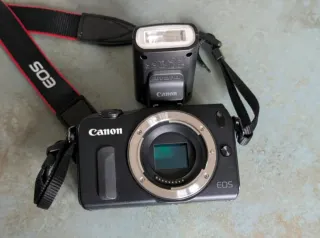 Canon EOS M Cámara Digital + Accesorios