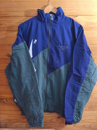 Sudadera Reebok Color Morado y Gris Talla L.