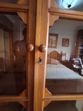 Vitrina artesana de madera y cristal