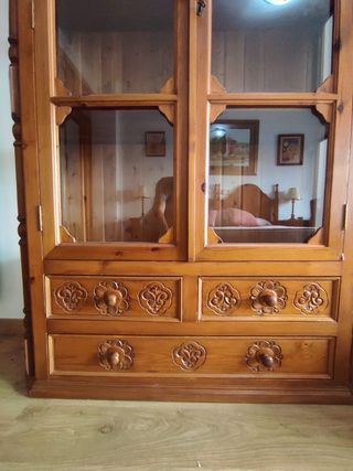 Vitrina artesana de madera y cristal