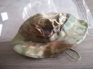 Chambergo militar pixelado boscoso