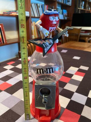 Dispensador M&M's con figura de M&M's rockero