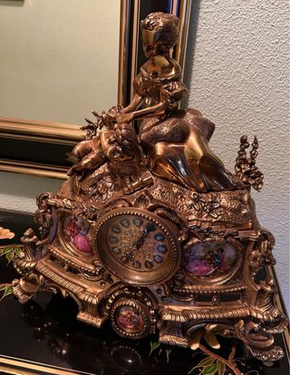 Reloj de sobremesa antiguo con figuras