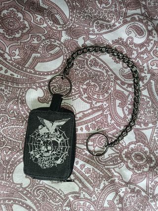 Cartera con cadena y diseño calavera