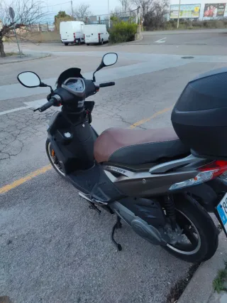 Kymco Agility 125 Scooter Negra/Marrón