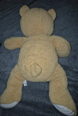 Peluche de osito con lazo dorado