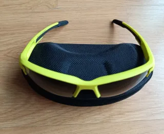 Gafas de sol deportivas infantiles + funda.
