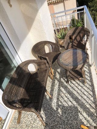 2 Sillas, 1 sofá y una mesita con cristal